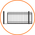kovová vjezdová brána po kolejnici