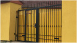 Brána se žlutým plechem