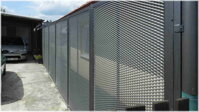 moderní kovový plot s výplní tahokovu, ošetřený antikorozním žárovým zinkováním a vrchní barvou