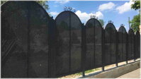 kovový plot s tahokovovou výplní a dalším zdobením plotového dílce