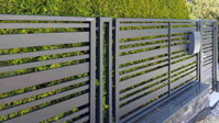 moderní kovový plot s výplní z hliníkových vodorovných prvků
