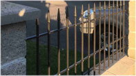 detail černého kovaného plotu Standard+ instalovaného mezi zděné sloupky ze štípaného betonu