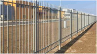 šedý kovový plot tvořený průnikem svislých a vodorovných prvků, bez dalšího zdobení plotových dílců, výška plotu 2m