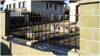kovaný plot s prvky zdobení a centrálním vzorem v černé barvě a antikorozní ochranou žárovým zinkováním