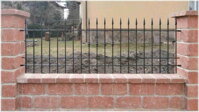 plotový dílec kovaného plotu černé barvy s drobným zdobením