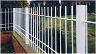 bílý kovaný plot bez doplňkového zdobení, fotografie po dešti 