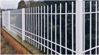 detail rohu bílého kovaného plotu po dešti, plotový dílec bez doplňkového zdobení
