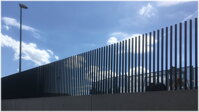 bezpečnostní kovový plot bez vodorovných prvků do moderní zástavby