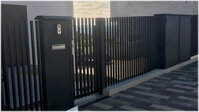 bezpečnostní kovový plot se vstupní brankou do moderní zástavby