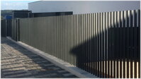 bezpečnostní kovový plot bez vodorovných prvků do moderní zástavby