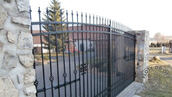 Kovová brána, dvoukřídlá brána, kovový plot, kovaná brána