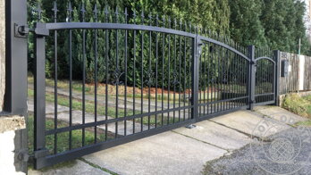 Kovová brána, dvoukřídlá brána, kovový plot, kovaná brána