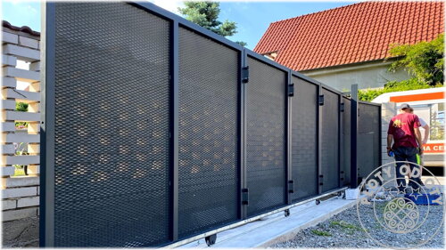Sekční brána za roh (www.plotyodoty.cz) vjezdová kovová brána