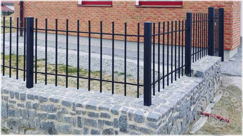 kovaný plot s kamennou podezdívkou a kovovými sloupy a vjezdová brána, vše v černé matné  barvě
