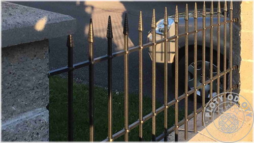 detail černého kovaného plotu Standard+ instalovaného mezi zděné sloupky ze štípaného betonu
