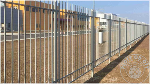 šedý kovový plot tvořený průnikem svislých a vodorovných prvků, bez dalšího zdobení plotových dílců, výška plotu 2m