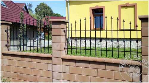 kovaný plot bez doplňkového zdobení instalované mezi zděné sloupky