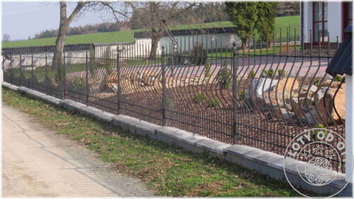 kovaný plot s vypouklým tvarem prvků plotového dílce