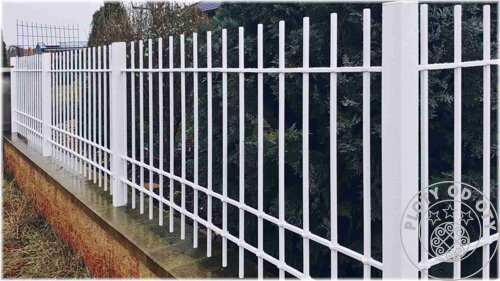detail rohu bílého kovaného plotu po dešti, plotový dílec bez doplňkového zdobení