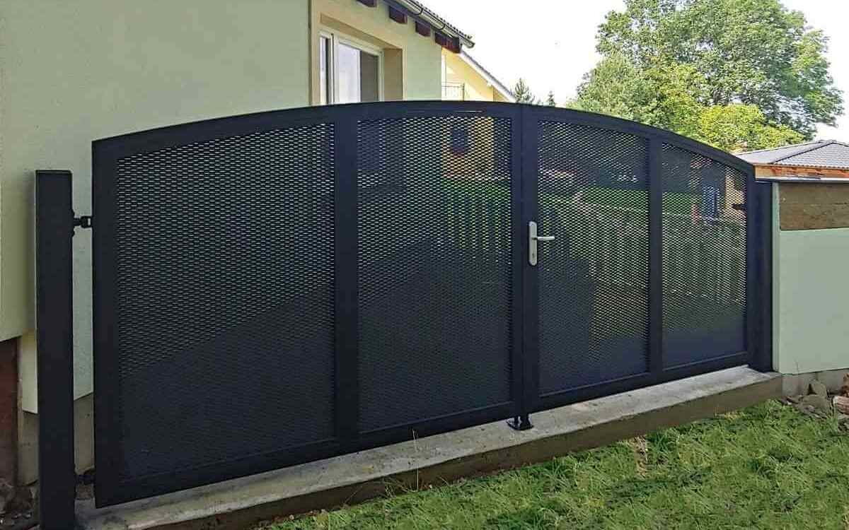 Kovový plot TAHOKOV