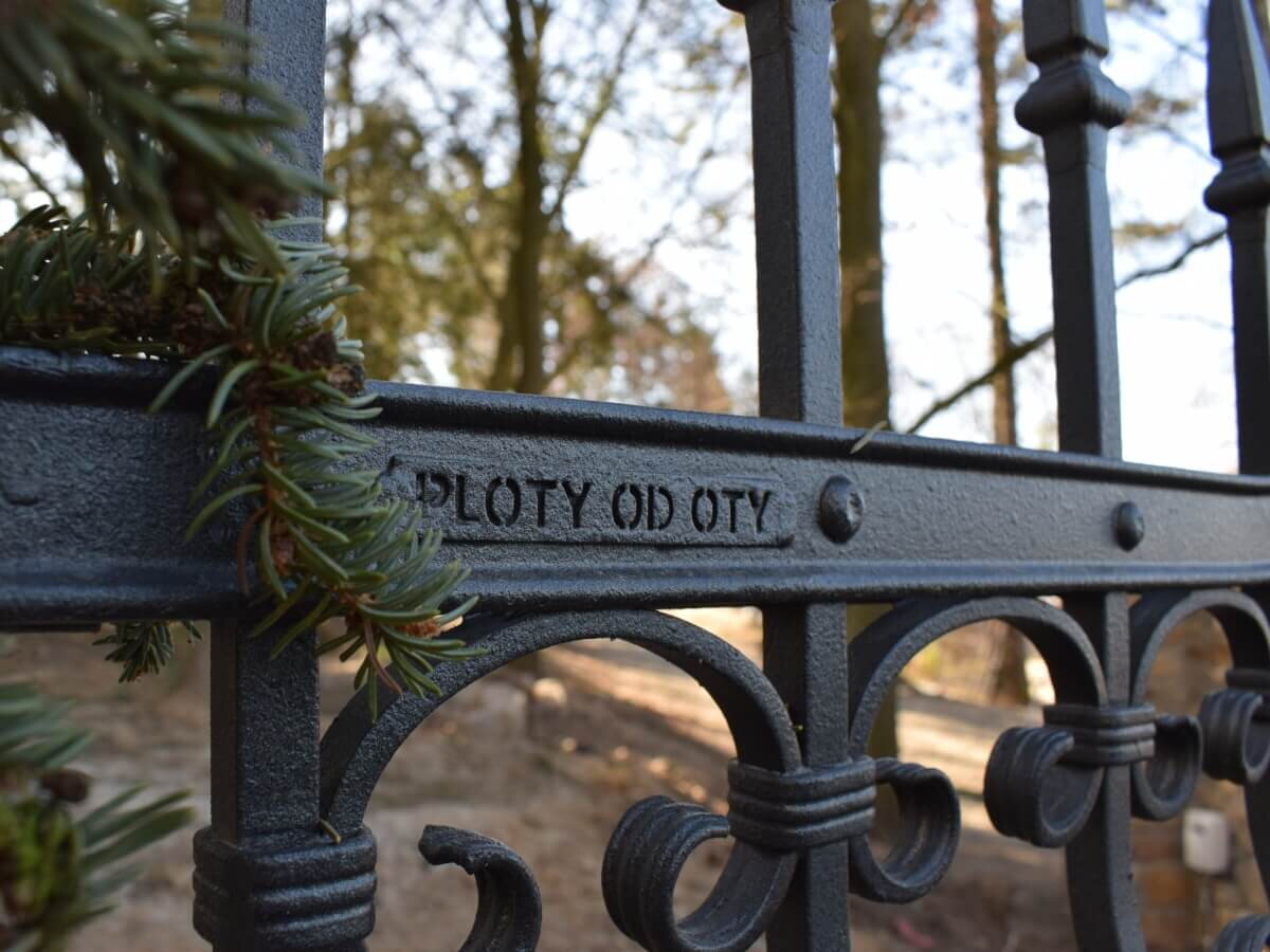Logo na plotě