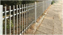 kovový plot a kovové sloupky bez barvy