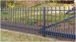 levný kovový plot šedé barvy s dutými profily