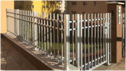kovový plot se vstupní brankou bez vrchní barvy s antikorozní úpravou žárového zinkování