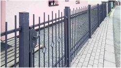 jednoduchý kovový plot se zdobením a bez špiček, vstupní branka, vše šedé barvy