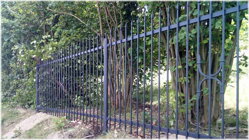 kovový plot s centrálním vzorem a špičkami v černé matné kovářské barvě
