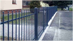 kovový plot se vstupní doukřídlou brankou a kovovými sloupky