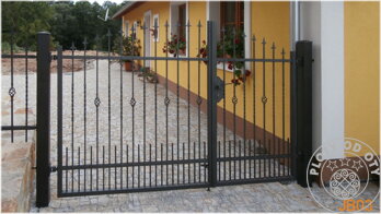Vjezdová brána, kovová brána, kovaná brána, brána s brankou