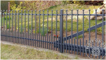 levný kovový plot šedé barvy s dutými profily