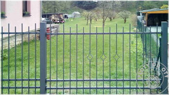 kovový plot bez špiček v šedé barvě, vč. kovových sloupků