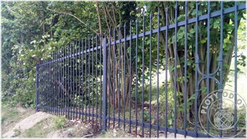 kovový plot s centrálním vzorem a špičkami v černé matné kovářské barvě