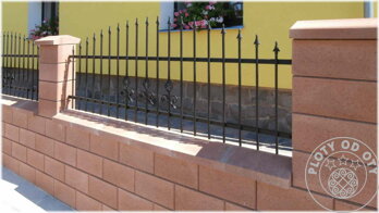 jemné zdobený kovový plot černé matné barvy instalovaný mezi zděné sloupky
