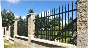 kovový plot, se špicí a bez dalšího zdobení, černé barvy instalovaný mezi zděné sloupky z štípaného betonu