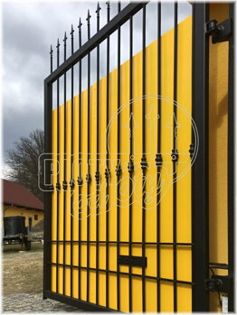 Žlutá brána s brankou